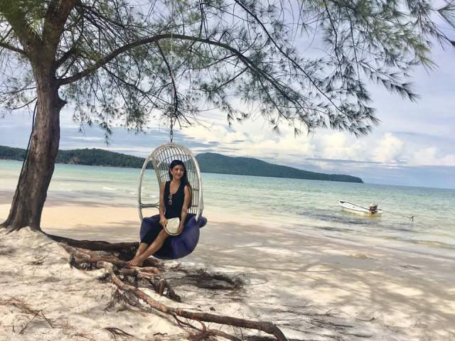 Sau đó Hằng đi tàu hết 45 phút để ra đảo Kohrong Saloem - mệnh danh là thiên đường biển tại Campuchia. Sau đó Hằng đi tàu hết 45 phút để ra đảo Kohrong Saloem - mệnh danh là thiên đường biển tại Campuchia.