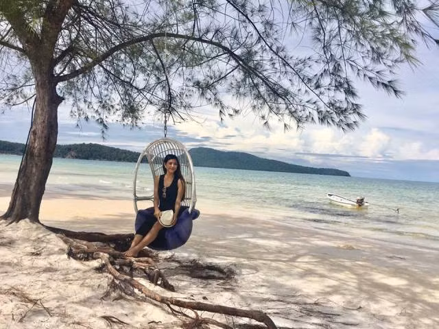 Sau đó Hằng đi tàu hết 45 phút để ra đảo Kohrong Saloem - mệnh danh là thiên đường biển tại Campuchia.