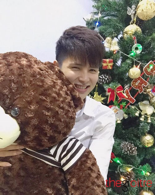 Đến từ Hải Dương Nguyễn Đình Trung - biệt danh Dee Chul (1991) cũng không kém phần nổi trội với một vẻ ngoài điển trai, gương mặt đẹp cuốn hút cùng nụ cười toả nắng làm bao cô gái xao xuyến. Đến từ Hải Dương Nguyễn Đình Trung - biệt danh Dee Chul (1991) cũng không kém phần nổi trội với một vẻ ngoài điển trai, gương mặt đẹp cuốn hút cùng nụ cười toả nắng làm bao cô gái xao xuyến.