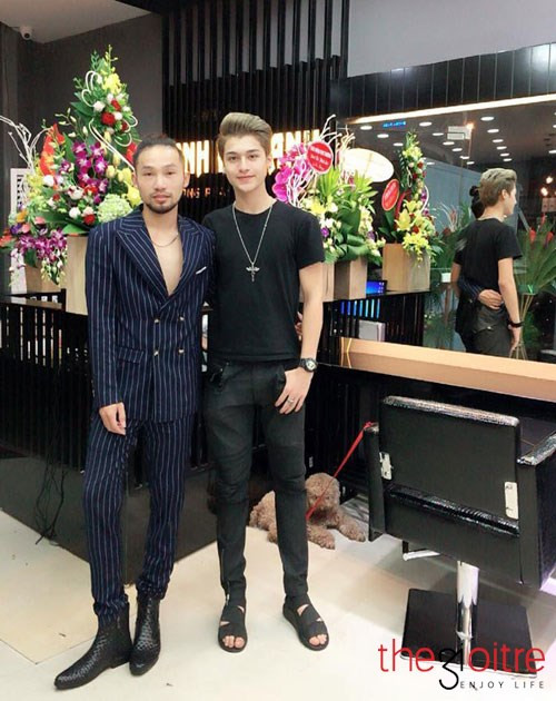 Đinh Quang Anh (1995) ở xứ Thanh. 9x là anh chàng mang một phong cách chững chạcngoại hình nam tính. Sở hữu chiều cao lý tưởng cùng khuôn mặt như một model đôi khi Quang Anh còn bị lầm tưởng là một người mẫu khi tham gia vào sự kiện mang tính nghệ thuật nào đó. Đinh Quang Anh (1995) ở xứ Thanh. 9x là anh chàng mang một phong cách chững chạcngoại hình nam tính. Sở hữu chiều cao lý tưởng cùng khuôn mặt như một model đôi khi Quang Anh còn bị lầm tưởng là một người mẫu khi tham gia vào sự kiện mang tính nghệ thuật nào đó.