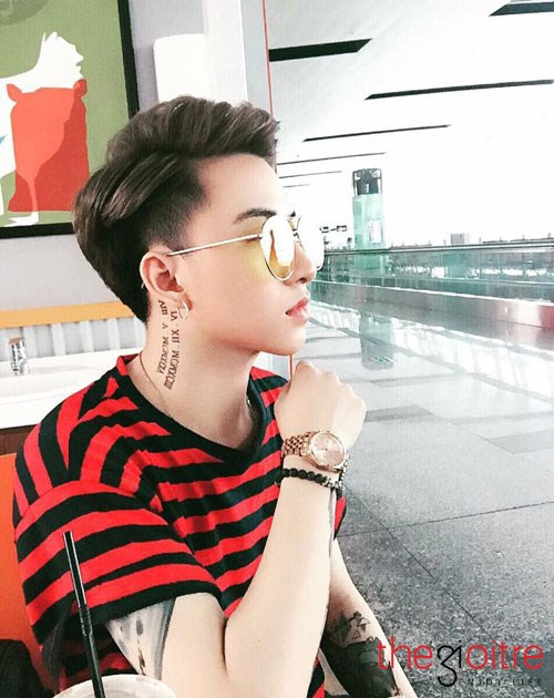 Ngay cả khi làm việc Diệc Phong cũng gây được sự chú ý bởi vẻ ngoài khiến người khác cứ muốn ngắm mãi . Ngay cả khi làm việc Diệc Phong cũng gây được sự chú ý bởi vẻ ngoài khiến người khác cứ muốn ngắm mãi .