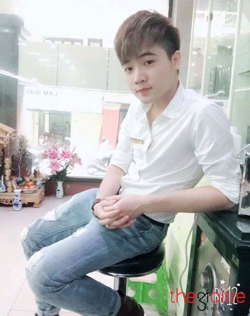 Hoàng Đình Toàn (1994) đến từ Nghệ Tĩnh. Biệt danh Toàn Bột đã nói lên phong cách và vẻ ngoài của Toàn. Một anh chàng có một gương mặt baby, chất gì đó như một chàng công tử da trắng, dáng đẹp được vô số fan yêu mến. Hoàng Đình Toàn (1994) đến từ Nghệ Tĩnh. Biệt danh Toàn Bột đã nói lên phong cách và vẻ ngoài của Toàn. Một anh chàng có một gương mặt baby, chất gì đó như một chàng công tử da trắng, dáng đẹp được vô số fan yêu mến.