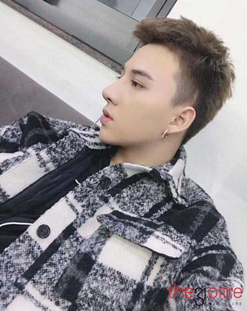 Hoàng Minh Phong biệt danh Châu Diệc Phong (1994 ) sinh ra ở Đài Loan, lớn lên ở Hà Nội. Là chàng trai sở hữu lượng follow khủng lên tới hàng trăm ngàn lượt nhờ vẻ ngoài đẹp như nam thần, phong cách cực kỳ chất, nhiều lúc còn bị nhầm tưởng là diễn viên điện ảnh ngoại quốc nào đó. Hoàng Minh Phong biệt danh Châu Diệc Phong (1994 ) sinh ra ở Đài Loan, lớn lên ở Hà Nội. Là chàng trai sở hữu lượng follow khủng lên tới hàng trăm ngàn lượt nhờ vẻ ngoài đẹp như nam thần, phong cách cực kỳ chất, nhiều lúc còn bị nhầm tưởng là diễn viên điện ảnh ngoại quốc nào đó.