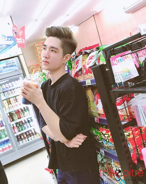 Trần Quốc Cường (1997) Sinh ra lớn lên ở Hà Nội, là chàng trai nhỏ tuổi nhất trong nhóm 5 chàng mỹ nam cắt tóc này. Quốc Cường có ngoại hình và gu thời trang theo phong cách Kpop. 9x có một gương mặt trắng, sáng đẹp, khiến cho cả các nàng cũng phải ghen tị, các anh chàng phải ngưỡng mộ. Trần Quốc Cường (1997) Sinh ra lớn lên ở Hà Nội, là chàng trai nhỏ tuổi nhất trong nhóm 5 chàng mỹ nam cắt tóc này. Quốc Cường có ngoại hình và gu thời trang theo phong cách Kpop. 9x có một gương mặt trắng, sáng đẹp, khiến cho cả các nàng cũng phải ghen tị, các anh chàng phải ngưỡng mộ.