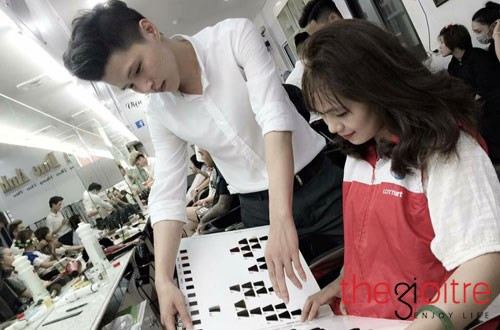 Với ước mơ trở thành một nhà tạo mẫu tóc chuyên nghiệp, Trung vẫn vừa làm công việc cắt tóc hàng ngày và vừa học hỏi thêm để dần biến ước mơ đó thành sự thật.Lượng theo dõi trên trang cá nhân của anh chàng ngày càng tăng cho thấy sức hút của 9x lan toả cỡ nào. Với ước mơ trở thành một nhà tạo mẫu tóc chuyên nghiệp, Trung vẫn vừa làm công việc cắt tóc hàng ngày và vừa học hỏi thêm để dần biến ước mơ đó thành sự thật.Lượng theo dõi trên trang cá nhân của anh chàng ngày càng tăng cho thấy sức hút của 9x lan toả cỡ nào.