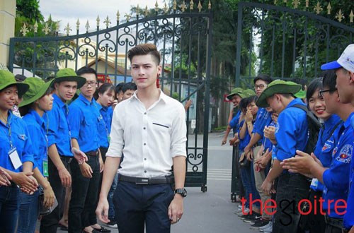 Quang Anh đã từng gây sốt với hình ảnh soái ca áo trắng bước ra từ một kỳ thi giữa hai hàng ngũ sinh viên tình nguyện, anh chàng thực sự nổi bật. Quang Anh đã từng gây sốt với hình ảnh soái ca áo trắng bước ra từ một kỳ thi giữa hai hàng ngũ sinh viên tình nguyện, anh chàng thực sự nổi bật.