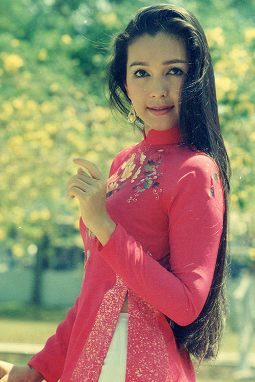 Mái tóc đen óng ả thả xuống bờ vai mang lại nét trong sáng, nữ tính và hiền hậu đúng chuẩn mực Á Đông. Rất nhiều ngôi sao điện ảnh thập niên 90 từng mê mẩn kiểu tóc không cầu kì này.