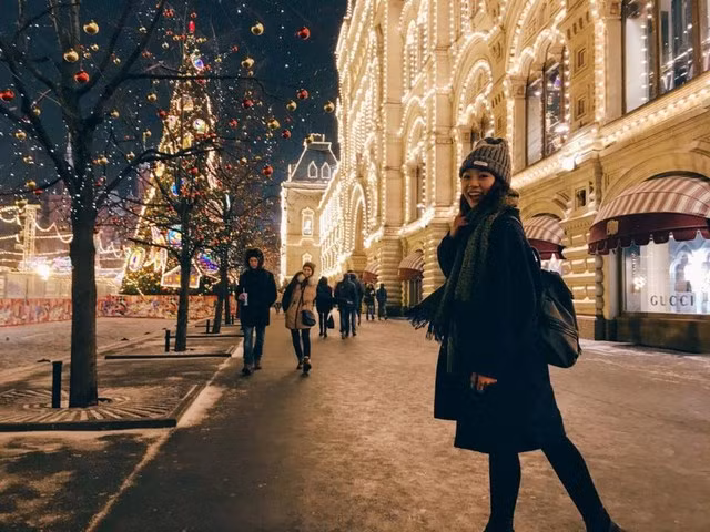  Tranh thủ tối muộn, mọi người đi chơi Noel ở Quảng trường Đỏ. 