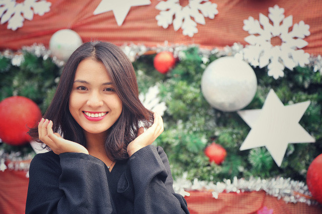 Hoa khôi ĐH Quốc gia Hà Nội duyên dáng đón Noel ảnh 6 Cận cảnh gương mặt rạng rỡ và nụ cười tỏa nắng của tân hoa khôi ĐH Quốc gia Hà Nội