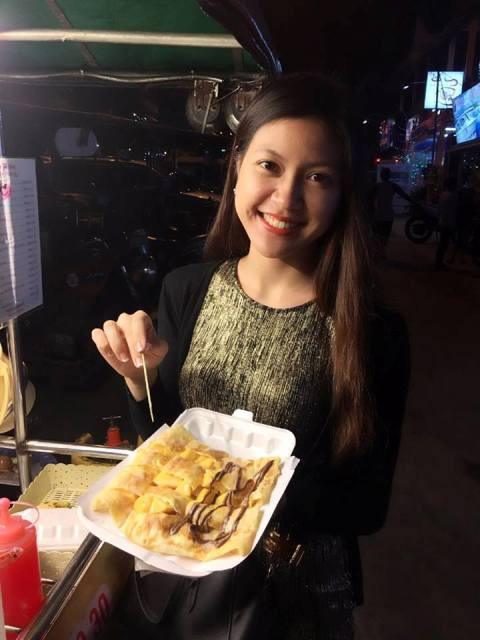 Món ăn mà Hằng yêu thích nhất là món bánh crepe. Crepe ở đây khác với việt nam khi được chiên giòn với bơ, kèm với những lát xoài chín hay chuối rất ngọt và thơm Món ăn mà Hằng yêu thích nhất là món bánh crepe. Crepe ở đây khác với việt nam khi được chiên giòn với bơ, kèm với những lát xoài chín hay chuối rất ngọt và thơm