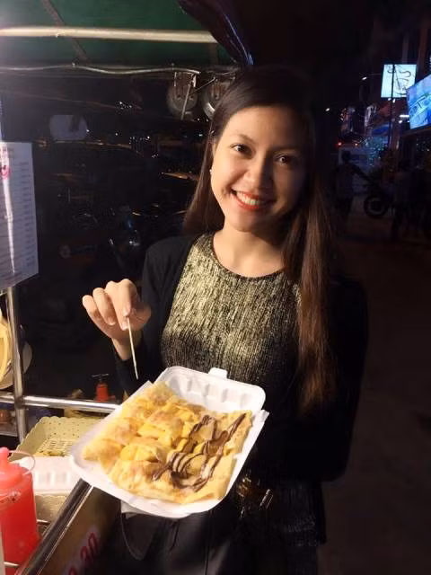 Món ăn mà Hằng yêu thích nhất là món bánh crepe. Crepe ở đây khác với việt nam khi được chiên giòn với bơ, kèm với những lát xoài chín hay chuối rất ngọt và thơm