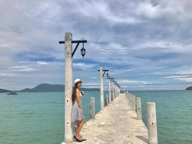 Vì di chuyển bằng ô tô nên đoàn của Hằng mất khá nhiều thời gian Vì di chuyển bằng ô tô nên đoàn của Hằng mất khá nhiều thời gian