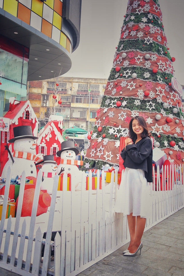 Hoa khôi ĐH Quốc gia Hà Nội duyên dáng đón Noel ảnh 2 Tân hoa khôi Đại học Quốc gia Hà Nội cho biết cô khá nhí nhảnh, hoạt bát, thích chụp ảnh selfie.