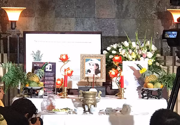 mc-ky-duyen-mac-ao-dai-den-trong-tang-le-cua-me-1