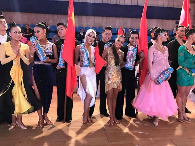 “Hot girl” dancesport 9X khoe ảnh Giáng sinh trên đất Nga ảnh 11 Phương Anh (váy trắng) tại giải đấu Moscow Reneissance Cup 2016 vừa đây.