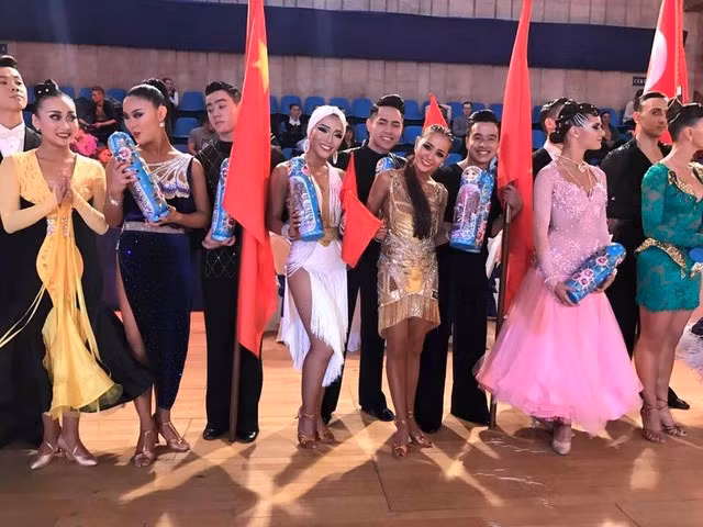  Phương Anh (váy trắng) tại giải đấu Moscow Reneissance Cup 2016 vừa đây. 