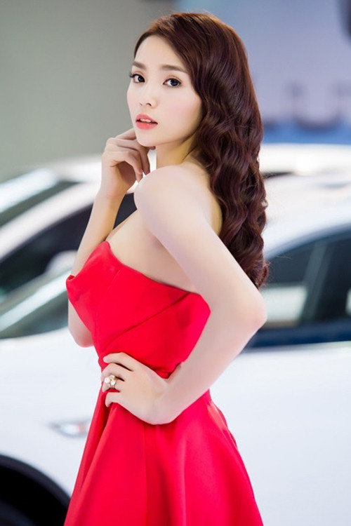 Hoa hậu Kỳ Duyên quyến rũ hơn với sóng tóc bồng bềnh.