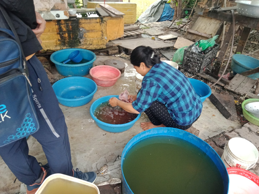 Người bán sẵn sàng giết mổ tại chỗ nếu khách có yêu cầu Người bán sẵn sàng giết mổ tại chỗ nếu khách có yêu cầu