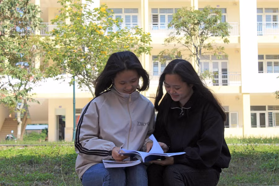 Ánh Quyết và Khánh Huyền là đôi bạn người dân tộc Mường cùng đỗ thủ khoa ngành Sư phạm Ngữ Văn chất lượng cao trường Đại học Hồng Đức.