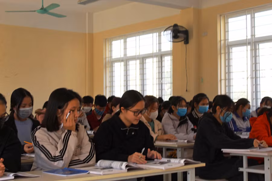 Ánh Quyết và Khánh Huyền tại giảng đường Trường Đại học Hồng Đức.