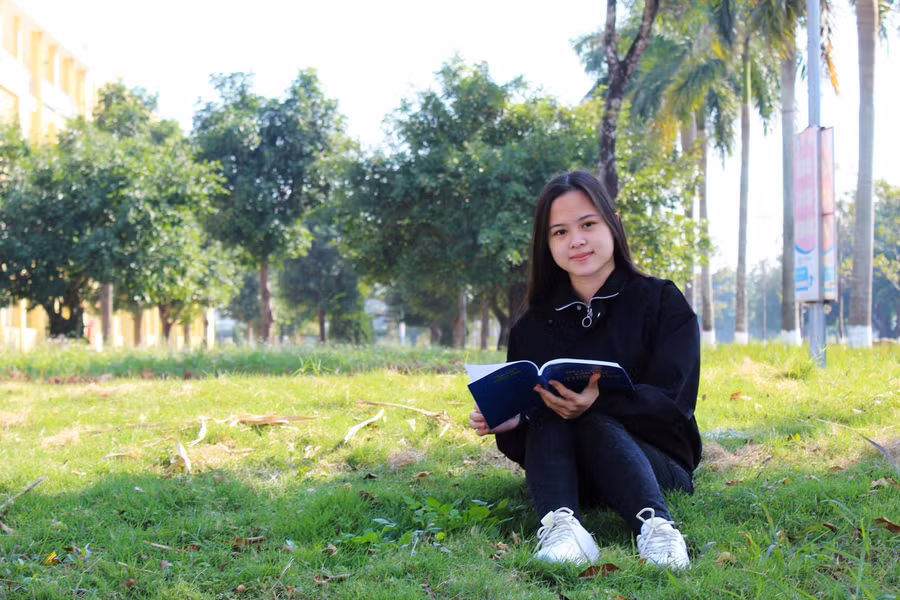 Khánh Huyền có niềm yêu thích đọc sách.