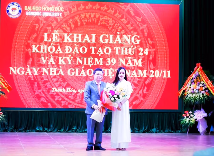 PGS.TS Bùi Văn Dũng, Hiệu trưởng Trường Đại học Hồng Đức tặng hoa nữ thủ khoa Hà Thị Khánh Huyền