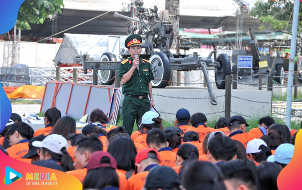 Một tiết học Giáo dục quốc phòng của tân sinh viên ĐH Lạc Hồng tại Bảo tàng tỉnh Đồng Nai Một tiết học Giáo dục quốc phòng của tân sinh viên ĐH Lạc Hồng tại Bảo tàng tỉnh Đồng Nai