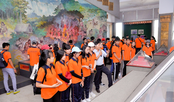Tân sinh viên ĐH Lạc Hồng tham quan, tìm hiểu tại Bảo tàng tỉnh Đồng Nai Tân sinh viên ĐH Lạc Hồng tham quan, tìm hiểu tại Bảo tàng tỉnh Đồng Nai