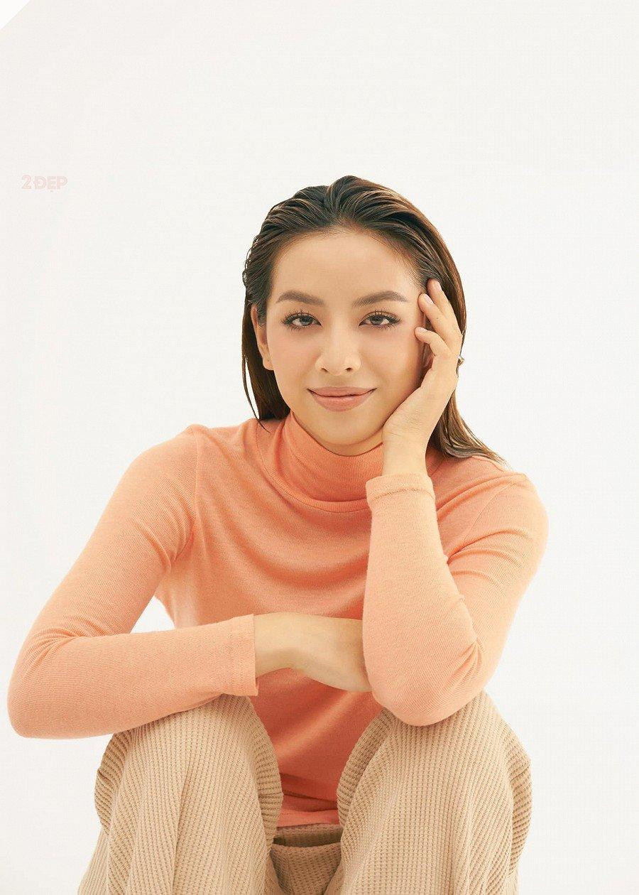 'Nếu bắt gặp Hân ở ngoài, mọi người sẽ thấy một cô gái hay cười, khá' sôi động và hay ngại ngùng' - cô nàng chia sẻ. 'Nếu bắt gặp Hân ở ngoài, mọi người sẽ thấy một cô gái hay cười, khá' sôi động và hay ngại ngùng' - cô nàng chia sẻ.