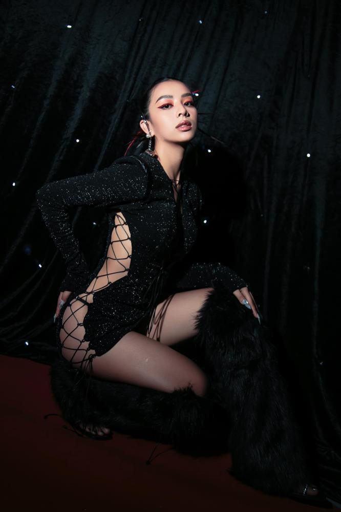 Cô nàng không ngại thử sức với những item cắt khoét táo bạo. Cô nàng không ngại thử sức với những item cắt khoét táo bạo.