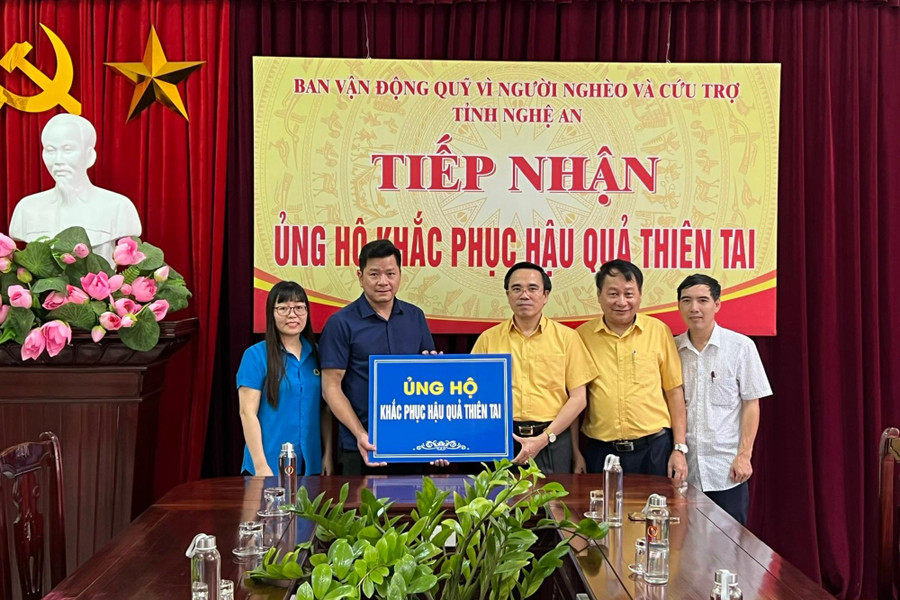 Ban vận động Quỹ vì người nghèo và Cứu trợ tỉnh Nghệ An tiếp nhận tiền ủng hộ của nhà hảo tâm Ban vận động Quỹ vì người nghèo và Cứu trợ tỉnh Nghệ An tiếp nhận tiền ủng hộ của nhà hảo tâm