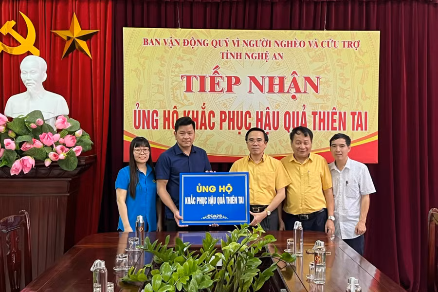 Ban vận động Quỹ vì người nghèo và Cứu trợ tỉnh Nghệ An tiếp nhận tiền ủng hộ của nhà hảo tâm