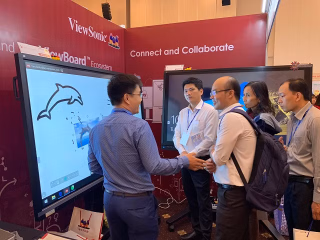 Đại diện của Viewsonic giới thiệu sản phẩm mới với các đơn vị, khách hàng quan tâm