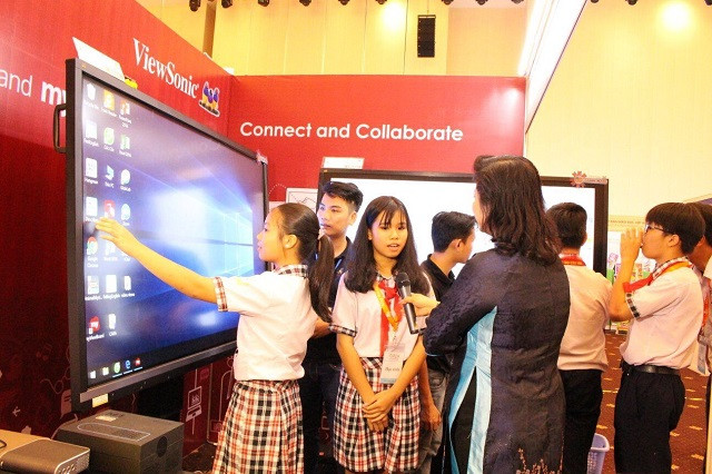 Học sinh cũng thích thú với những ứng dụng trên bảng tương tác Học sinh cũng thích thú với những ứng dụng trên bảng tương tác