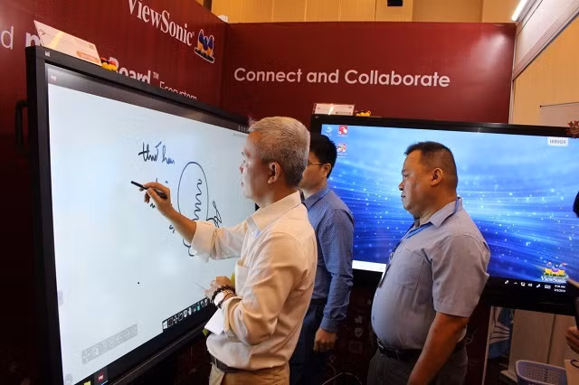 Khách hàng tham gia triển lãm trả nghiệm thực tế các sản phẩm của Viewsonic