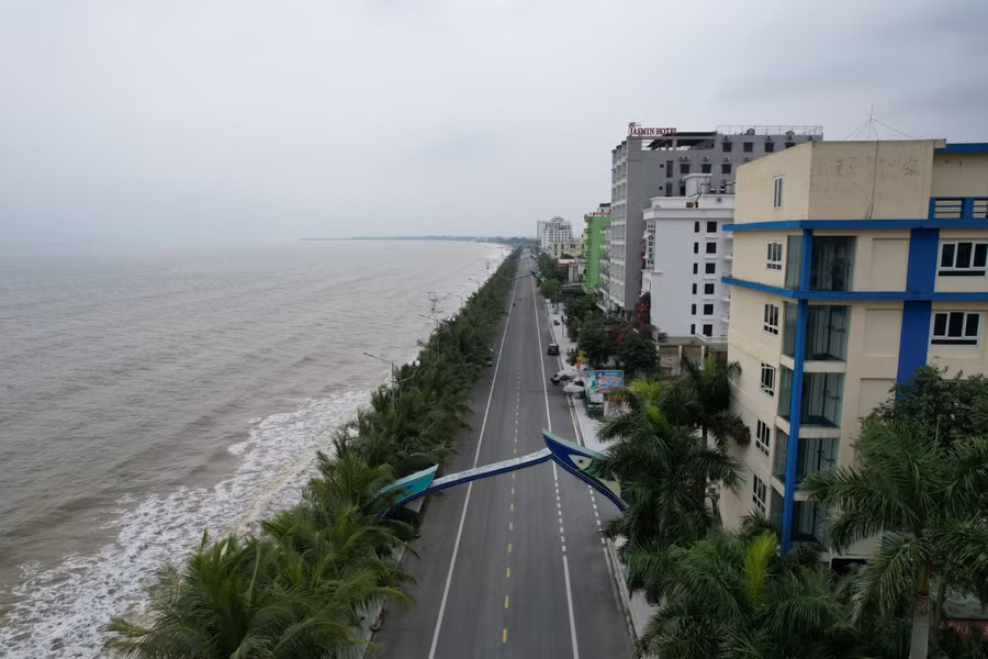 Sau nhiều ngày tháo dỡ, hơn 100 ki-ốt đã được di dời đi nơi khác. (Ảnh: NT)