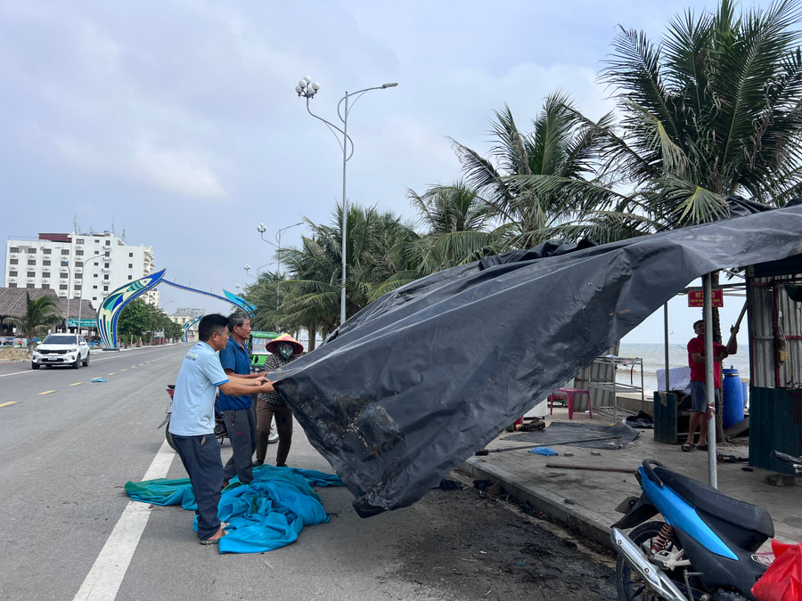 Một số hộ cuối cùng đang tháo dỡ ki-ốt trên bờ biển Hải Tiến. (Ảnh: NT) Một số hộ cuối cùng đang tháo dỡ ki-ốt trên bờ biển Hải Tiến. (Ảnh: NT)