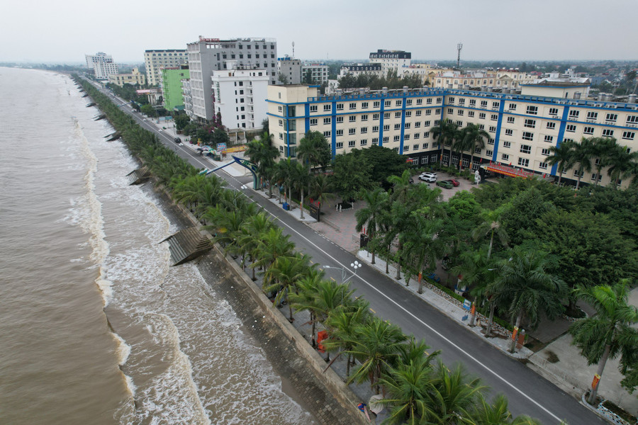 Biển Hải Tiến như được "lột xác" khi loạt ki ốt nhếch nhác được di dời. (Ảnh: NT) Biển Hải Tiến như được "lột xác" khi loạt ki ốt nhếch nhác được di dời. (Ảnh: NT)