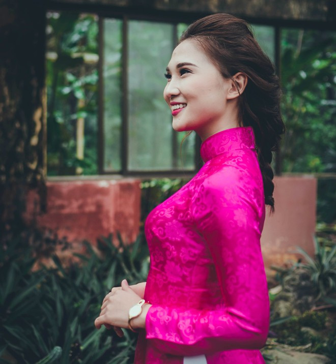 Với tính cách năng động, thích tham gia các hoạt động nghệ thuật, thiện nguyện... Vũ Phương Anh (PR 34) nổi bật lên sự cá tính trong chiếc áo dài màu hồng đậm. Top 10 Miss Báo chí khoe dáng trong trang phục áo dài
