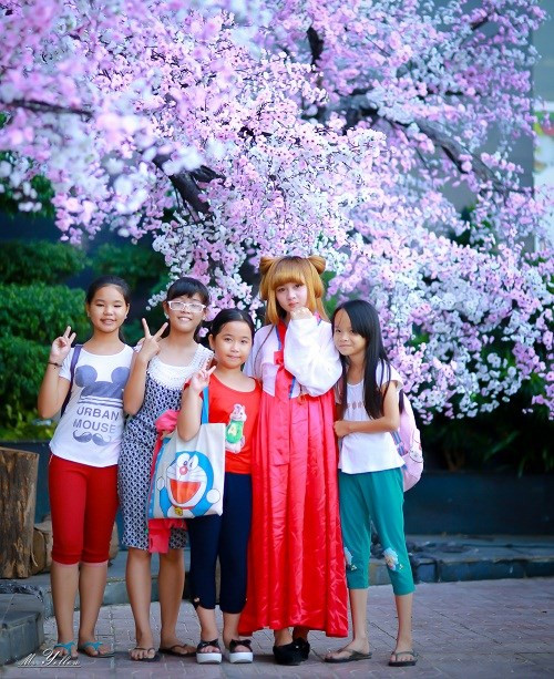 Gương mặt “mộc 100%” của Tuyết Mai không quá khác biệt, mái tóc buông dài vàng óng, làn da trắng mịn cùng sự hóm hỉnh, đáng yêu cùng với cách nói chuyện gần gũi, thân thiện. Cô gái luôn nhận được sự yêu mến không chỉ các bạn cùng trang lứa mà ngay cả những em nhỏ đều quý.