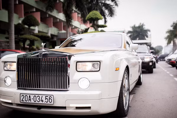 Đám cưới tiền tỷ, rước dâu bằng máy bay và siêu xe ảnh 4