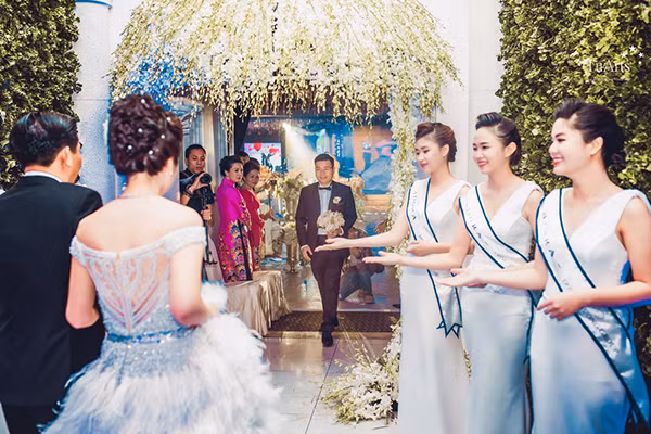 Dàn chân dài làm lễ tân