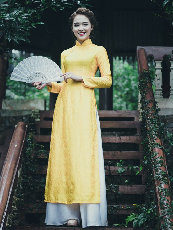 Khuôn mặt xinh xắn và nụ cười tươi của Hoàng Thị Minh Tâm nổi bật trong bộ trang phục màu vàng. “Mình có cơ hội mặc áo dài từ thời phổ thông. Bản thân mình rất hào hứng với bộ trang phục này bởi gợi lên nét đẹp duyên dáng của mỗi người con gái Việt" - nữ sinh chia sẻ. Top 10 Miss Báo chí khoe dáng trong trang phục áo dài