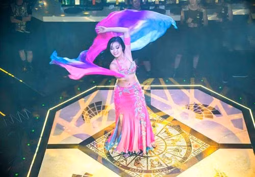 Cô gái 9x có biệt tài vừa múa, vừa “phun lửa“