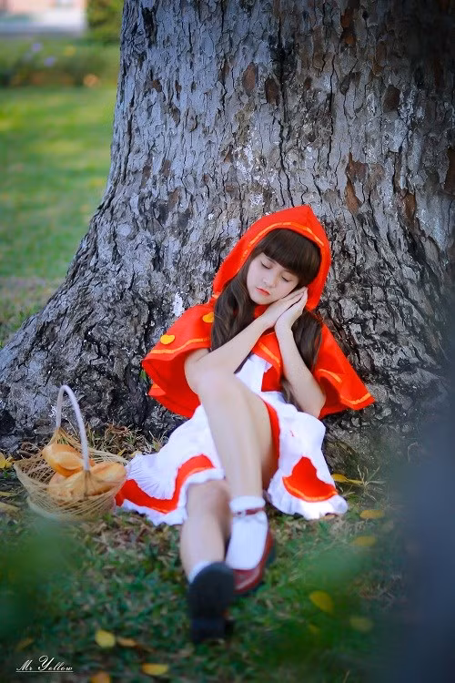 Chia sẻ về bộ ảnh này, cô nàng cho hay:“ Vốn dĩ rất yêu thích truyện cổ tích và mong muốn một lần được ‘cosplay’ hóa thân vào một nhân vật nào đó trong truyện. Thế nên, mình chọn ‘cosplay’ cô bé quàng khăn đỏ - là một cô bé thùy mị, dễ thương”.