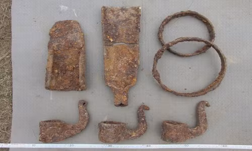 Những đồ tạo tác được tìm thấy trong kho vũ khí. Ảnh: Viện hàn lâm Khoa học Nga.