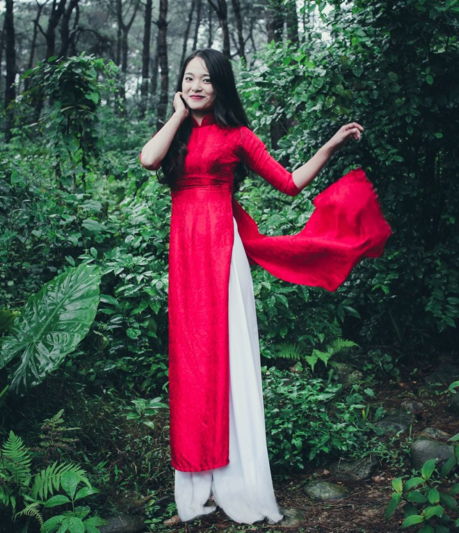 Lê Lan Hương hiện là sinh viên lớp Thông tin Đối ngoại K34. Bên cạnh việc học tập, 9X cũng thường xuyên tham gia các hoạt động tại trường. Hiện Lan Hương là thành viên đội Lễ tân, đội Kịch và đội Văn nghệ xung kích. Nữ sinh tham giaPress Beauty 2016với mong muốn rèn luyện sự tự tin, trau dồi kỹ năng và hoàn thiện bản thân. Top 10 Miss Báo chí khoe dáng trong trang phục áo dài