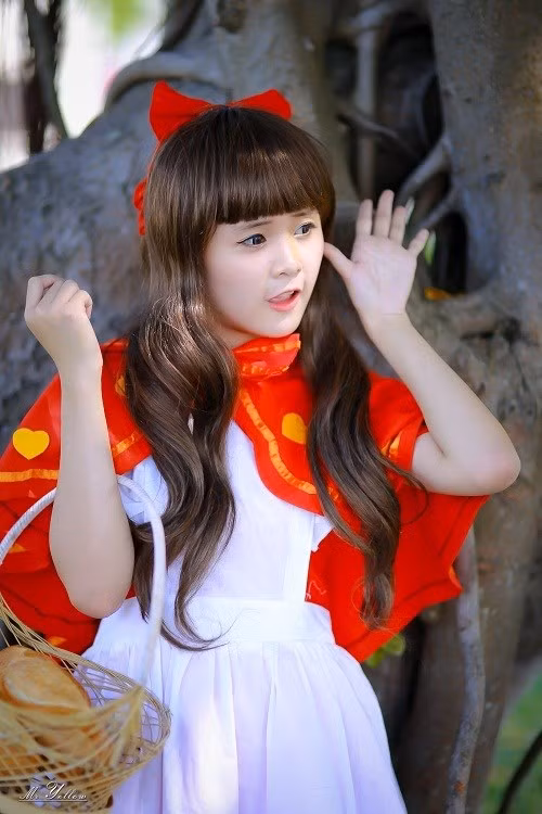 Sở hữu một đôi mắt hồn nhiên rất đỗi ngây thơ, đôi môi nhỏ dễ thương và ngoại hình nhỏ bé, đáng yêu. Cho nên, việc nhập vai của nàng rất giống với nhân vật trong câu chuyện cổ tích.