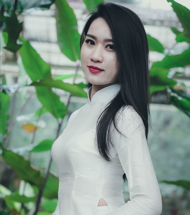 Là cô gái cá tính, thích đá bóng và hâm mộ các cầu thủ, Trịnh Ngọc Linh, lớp Truyền hình K33A1 vẫn lưu giữ vẻ đẹp truyền thống trong chiếc áo dài trắng. Top 10 Miss Báo chí khoe dáng trong trang phục áo dài