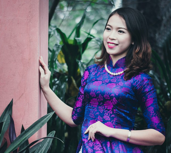 Nét hoa văn xanh tím tôn lên vẻ đẹp dịu dàng của Nguyễn Phương Linh, lớp Xã hội học K33. Nữ sinh có sở thích đi du lịch, viết báo, chụp ảnh phong cảnh. Bên cạnh đó, Phương Linh cũng là cô gái khéo léo khi thường xuyên tìm tòi, học cách nấu các món ăn lạ cho gia đình và bạn bè. Top 10 Miss Báo chí khoe dáng trong trang phục áo dài